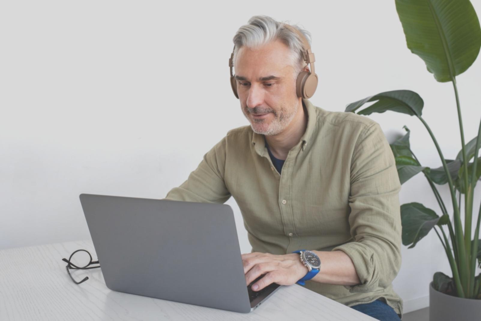 Unternehmer arbeitet mit Finanzplanungsunterlagen und strategischen Dokumenten am Schreibtisch