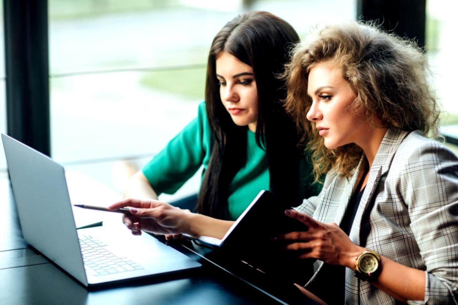 Strategische Planungsdokumente und Analyseunterlagen auf einem Arbeitstisch