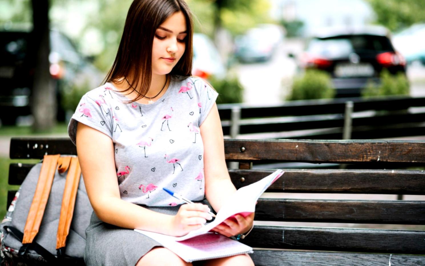 Geschäftsführer analysiert Finanzberichte für Unternehmensskalierung